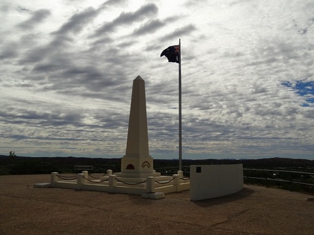 Kriegerdenkmal über Alice Springs