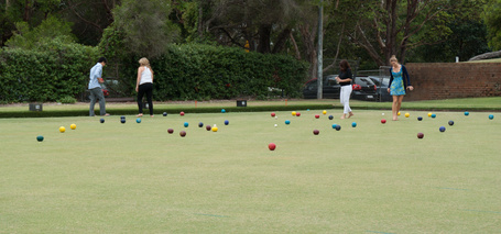 Lawn Bowl Rasen mit vielen bunten Kugeln