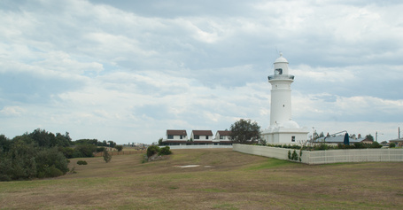 Leutturm mit großer Wiese davor