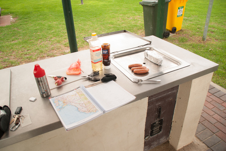 Immer wenn man einen Dollar oben einwirft um den Grill zu starten faellt er unten wieder heraus.