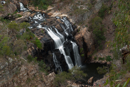 Ein Wasserfall aus mehreren hundert Metern Entfernung