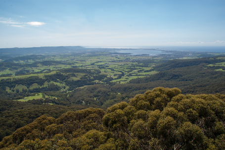 Schöne Aussicht herunter von einem Berg über Weite Ebenen bis hin zum offenen Meer